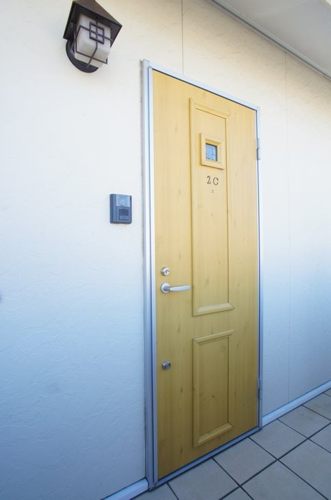 エストＡＫ Ｖの玄関|玄関灯、扉もデザイン性良し☆