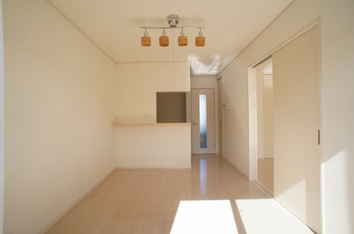 エストＡＫ Ｖの居間・リビング|南東向きのリビングは対面式キッチンです！