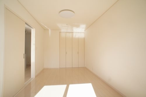 エストＡＫ Ｖの寝室|寝室7.5帖で広々☆収納もあり