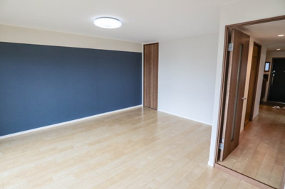 【居間・リビング】 | マイシティおおさか5番館 | 南東向きバルコニーに面した明るいLDK　約１９．１帖