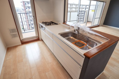 【キッチン】 | マイシティおおさか5番館 | 家族の顔を見ながらお料理できるカウンターキッチン！
ガラストップコンロ新調いたしました♪
キッチンからバルコニーに出られます♪