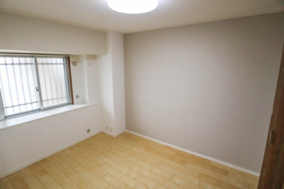 【寝室】 | マイシティおおさか5番館 | 洋室　約６．６帖　大きなクローゼットがあります♪