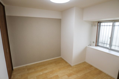 【子供部屋】 | マイシティおおさか5番館 | 洋室　約５．４帖
洋室の建具新調いたしました♪