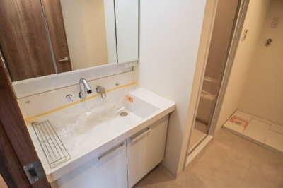 【独立洗面台】 | マイシティおおさか5番館 | 洗面室には洗濯機置き場もあります♪