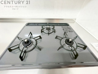 多数の調理器具を同時に使用でき、料理の効率化が可能。省エネで節約になり、様々な料理スタイルに適応できます。また、火力調整が独立しており、手入れや掃除もしやすく、今よりもっとお料理が楽しくなるかも。