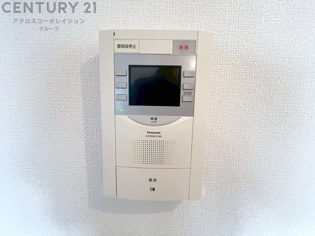 訪問者が来たときにテレビ画面で確認できるため、安心してドアを開けられます。録画機能があるものもあり、留守中に来訪者を記録しておくことができます。利便性が高く、セキュリティ面でも安心です。