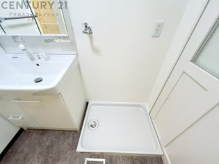 洗濯物の仕分け作業がしやすく、整理整頓が容易になります。洗濯音や湿気を他の部屋に持ち込まず、生活環境を快適に保ちます。上部を活用すれば収納スペースを確保でき洗剤や洗濯用品の整理もしやすくなります。