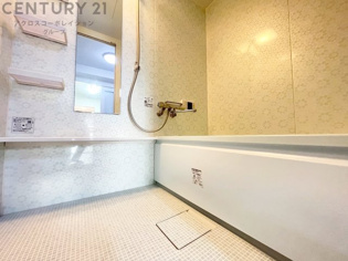 気密性と断熱性に優れ、外気の影響を受けにくく、浴室内の温度を一定に保ちやすいです。特に冬場は、暖房効率が高まり、快適なバスタイムを過ごせます。