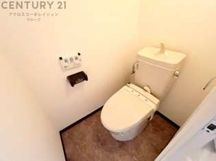 温水洗浄便座付トイレは温水洗浄機能により、暖かい水でおしりを洗浄することができ、冷たい水を使う従来の便座に比べ、温水洗浄機能で暖かいトイレを提供し、快適な使用を可能にします。