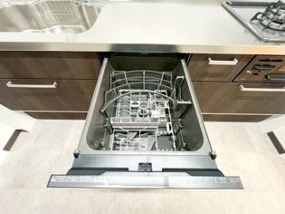 食器洗浄乾燥機は手洗いに比べて時間や労力を節約できます。また、高温のお湯で洗浄されるため、雑菌や細菌を殺菌する効果もあります。さらに、乾燥機能があるため、手で拭く手間も省け衛生的に保管できます。