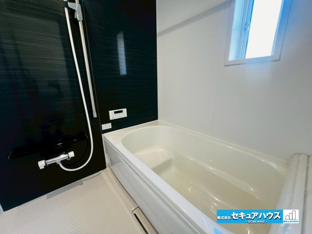 【今からご案内可能】東郷町春木台5丁目　全2棟　の内観：施工例|【高機能トイレイメージ】
◆高機能トイレの多くは便器のフタの開閉が自動であり、使用後に手動で水を流す面倒もなく非常に便利です。スタイリッシュな見た目で、お掃除しやすく、節水効果が高いです。