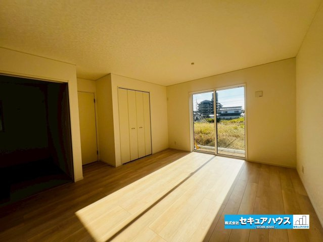 【今からご案内可能】東郷町春木台5丁目　全2棟　の内観：施工例|【LDKイメージ】
◆家族揃ってリビングで過ごすお休みの日が、楽しみになる場所となることでしょう。
対面式のオープンキッチンは、家事をしながら家族の様子が一目でわかる安心＆便利設備♪