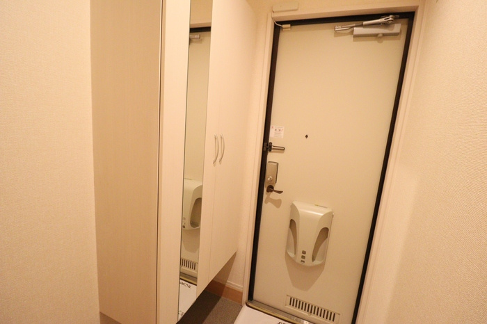 クレストヴィラⅡの玄関|トールタイプシューズボックス（姿見鏡付）