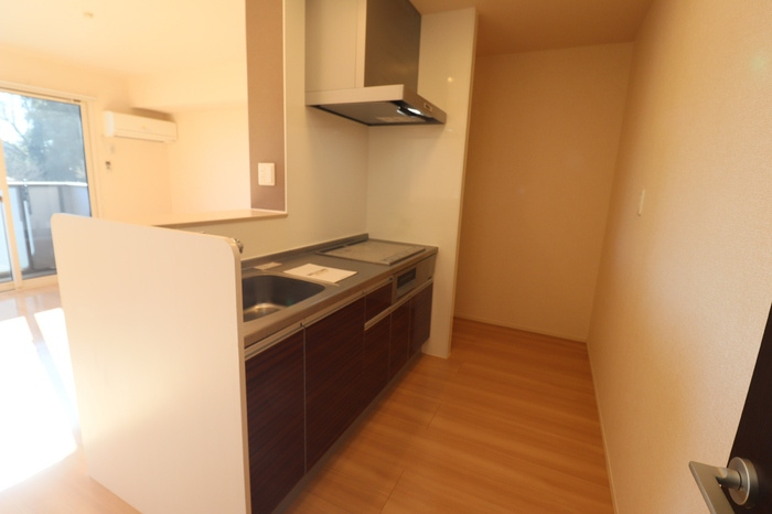 クレストヴィラⅡのキッチン|対面システムキッチン（3口IH、グリル、浄水器付き）