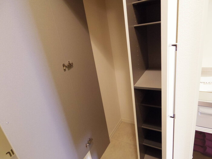 D-Room AKIの玄関|シューズクローク(姿見鏡付)