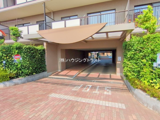 仲介手数料無料　エステ・スクエア新所沢のエントランス