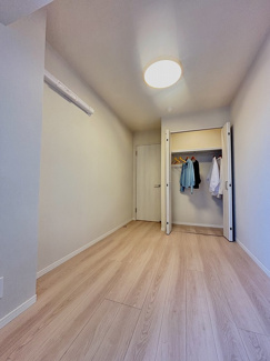 【洋室】 | アル―サ北与野ノースピア上落合2号棟 | 各室に収納を完備。