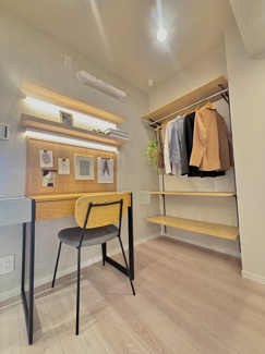 【洋室】 | アル―サ北与野ノースピア上落合2号棟 | 書斎としてワークスペースとして利用可能です。