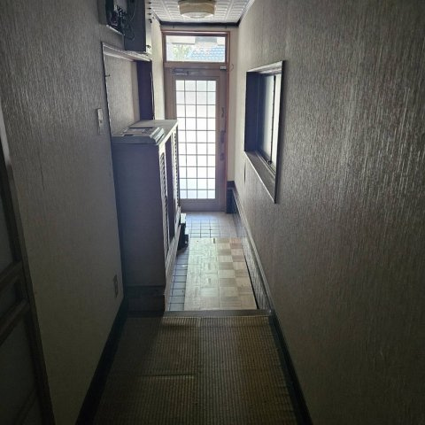 加須市中央貸店舗の玄関|収納もある玄関です