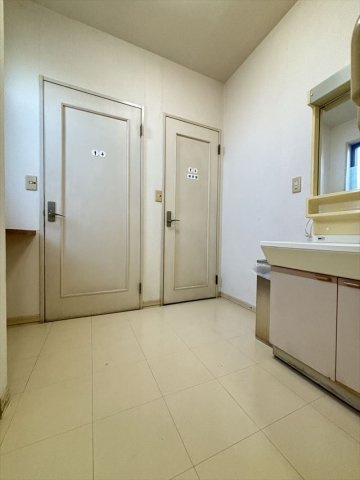 下高野貸店舗の洗面所|忙しい朝には欠かせない洗面所です