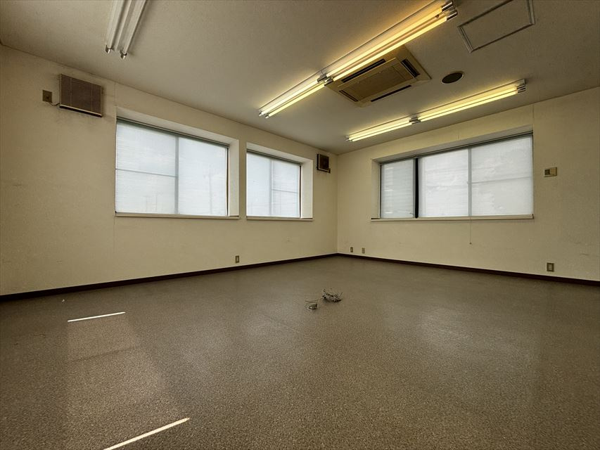 杉戸町堤根貸事務所の内装|明るい色調の室内です