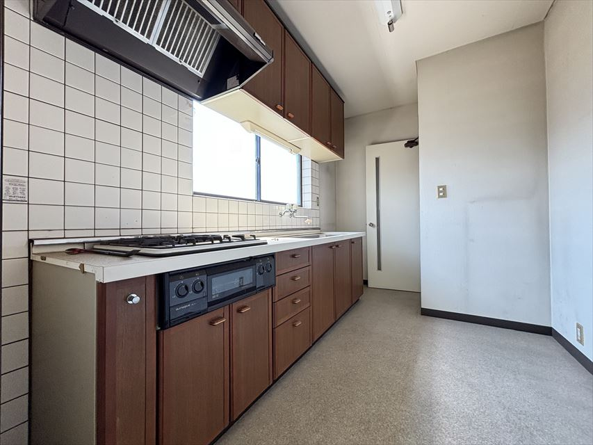 杉戸町堤根貸事務所のキッチン|コンパクトなキッチンで掃除もラクラク