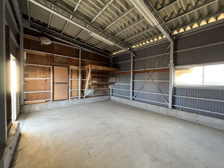 中貸倉庫の内装|明るい室内です