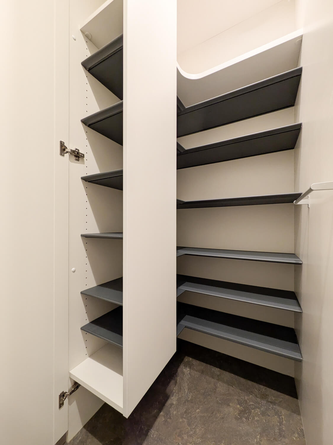 グランデアルベロ南八幡の玄関|玄関には嬉しいシューズインクローゼット♪