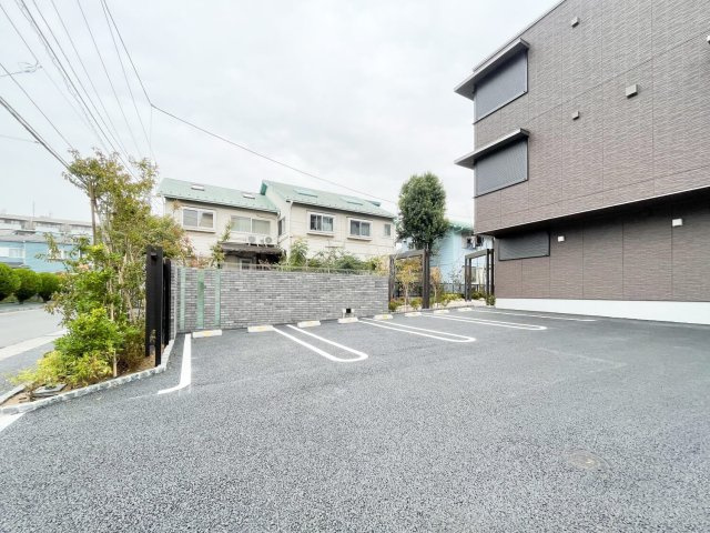 グランデアルベロ南八幡の駐車場