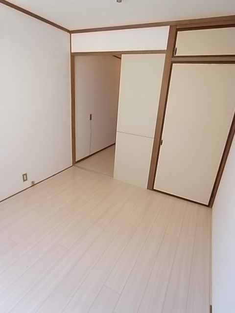 春日野道ロイヤルハイツの居間・リビング