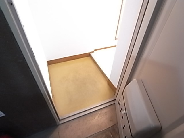 春日野道ロイヤルハイツの玄関