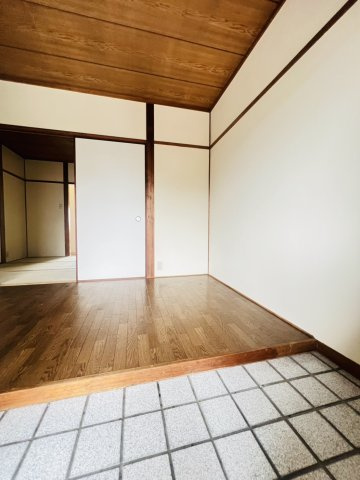 桃山台３丁目テラスハウスの玄関