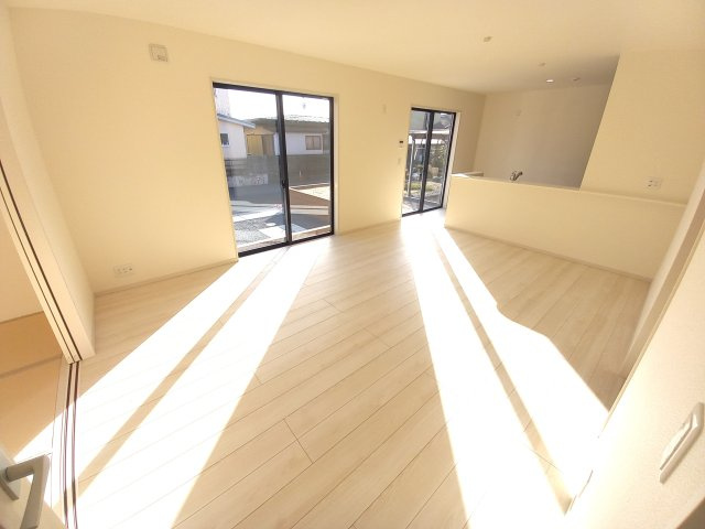 【双葉郡広野町／1号棟】　あると嬉しい家電プレゼントキャンペーの居間・リビング|同施工◆リビングの写真です◆　休日はリビングで、ゆっくりとテレビ鑑賞など…楽しみが増えますね。　家族のコミュニケーションがより一層深まります。

