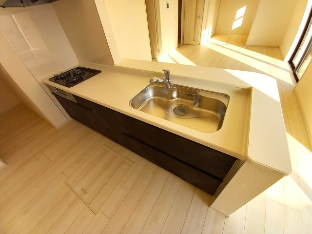 【双葉郡広野町／1号棟】　あると嬉しい家電プレゼントキャンペーのキッチン|同施工◆キッチンの写真です◆
キッチンからリビングを見渡すことができ、お子様の様子を見ながら作業ができます♪　水や熱に強いステンレスシンクは、汚れに強いためお掃除が楽ちんです。

