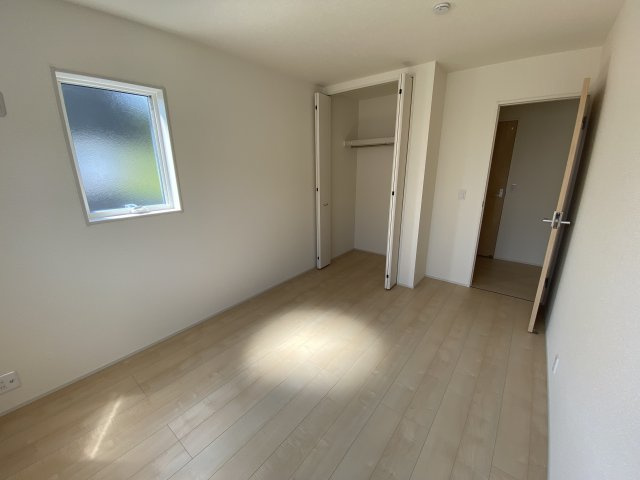 【双葉郡広野町／1号棟】　あると嬉しい家電プレゼントキャンペーの洋室|同施工◆居室の写真です◆　柔らかい陽光が差し込む明るいお部屋を演出☆　使い勝手の良い間取りなので、ご家族の状況の変化にも耐えられますね。


