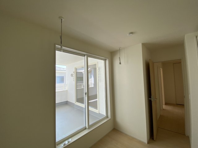 【双葉郡広野町／1号棟】　あると嬉しい家電プレゼントキャンペーの設備|同施工◆居室の写真です◆　室内物干しがありますので、梅雨の時期でも安心です。また、夜でも外に出ずに洗濯物を干せるから、女性にも安心ですね♪


