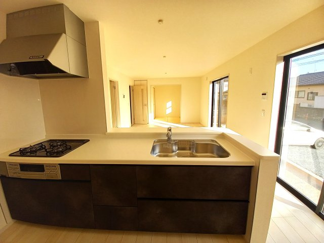 【双葉郡広野町／1号棟】　あると嬉しい家電プレゼントキャンペーのキッチン|同施工◆キッチンの写真です◆　とにかくものが多くなりがちなキッチン空間。システムキッチンは見た目スッキリなのに収納力たっぷりです♪さらに床下収納もあります。

