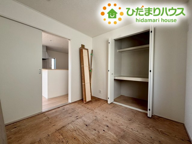 鴻巣市筑波第5　新築一戸建て　クレイドルガーデン　06の和室|リビングと繋がる和室は、扉を開放すればより広い空間として活用できます！
押入収納も付いているので、来客用の布団や季節物の片付けにも困りません。