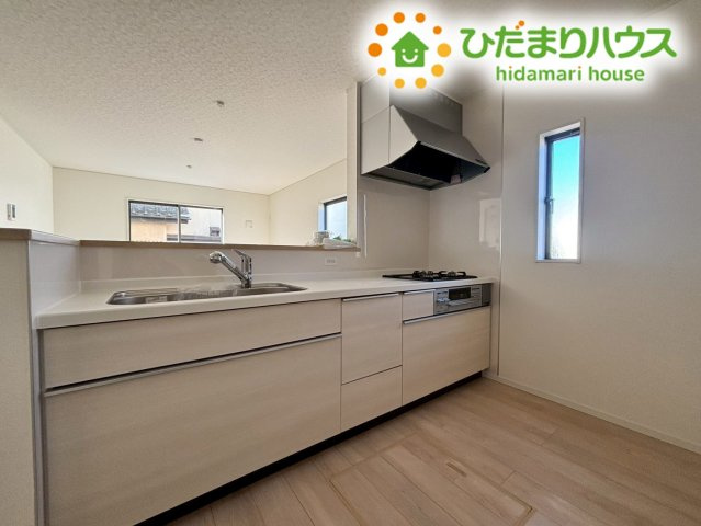 鴻巣市筑波第5　新築一戸建て　クレイドルガーデン　06のキッチン|三口コンロ付きのシステムキッチンは、同時進行でお料理ができるため時短に繋がります！
シンクも広く、大きな鍋やフライパンも楽に洗えますね！
