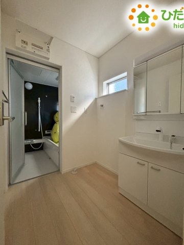 鴻巣市筑波第5　新築一戸建て　クレイドルガーデン　06の独立洗面台|三面鏡付きの洗面化粧台は、鏡の裏が収納になっているため小物を整理しやすいです！
洗面ボウルも広く、忙しい朝の身支度もスムーズに行えます！