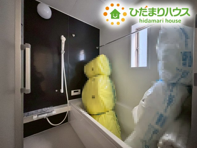 鴻巣市筑波第5　新築一戸建て　クレイドルガーデン　06の浴室|ゆったり浸かれる浴槽で、一日の疲れをじっくり癒せます(/ω＼)
窓が付いているため換気もしやすく、カビの発生を抑えて清潔な状態をキープできますね♪