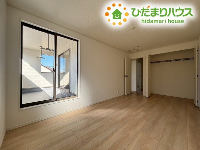 鴻巣市筑波第5　新築一戸建て　クレイドルガーデン　06の寝室|バルコニーに面した明るい寝室です！
ダブルベッドを置いてもゆとりのある広さで、一日の終わりに静かに休める空間となっています★