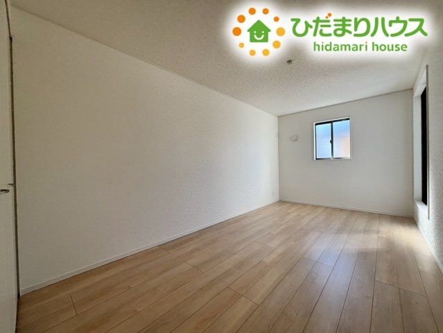 鴻巣市筑波第5　新築一戸建て　クレイドルガーデン　06の寝室|窓からは明るい光が入り、朝の目覚めもスッキリと感じられそうですね。
壁面が広いため、お好みのインテリアで自分たちらしい空間を作れます( *´艸｀)