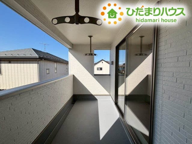 鴻巣市筑波第5　新築一戸建て　クレイドルガーデン　06のバルコニー|南西向きバルコニーでお洗濯物もカラッと乾きます！
天気の良い日には、椅子を置いて外の空気を吸いながらリフレッシュするのも良いですね！