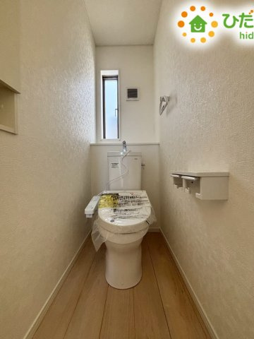 鴻巣市筑波第5　新築一戸建て　クレイドルガーデン　06のトイレ|2階にもトイレがあるため、朝の忙しい時間帯も家族で取り合いにならず安心です！
夜中に階段を降りる必要がないのも助かりますね(/・ω・)/