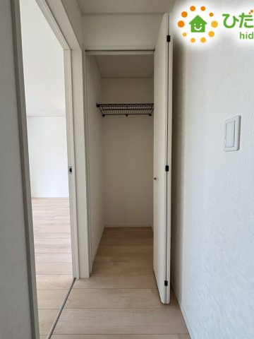 鴻巣市筑波第5　新築一戸建て　クレイドルガーデン　06の収納|家族共同で使用できる便利な廊下収納★