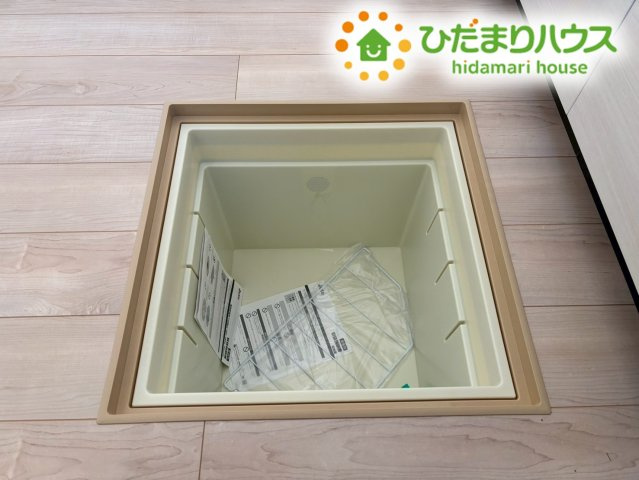 鴻巣市筑波第5　新築一戸建て　クレイドルガーデン　06の収納|床下収納は、保存食や重たい飲料のストックに最適です！
デッドスペースを有効活用した、家事をサポートしてくれる嬉しい設備です！