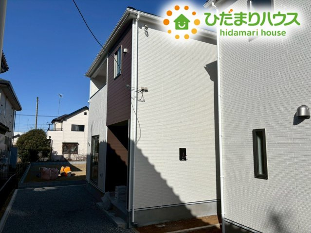 鴻巣市筑波第5　新築一戸建て　クレイドルガーデン　06の外観|白を基調とした壁面は明るい印象を与え、帰宅するたびにホッとするような安心感があります。
周囲の景観とも調和する、素敵な佇まいです！