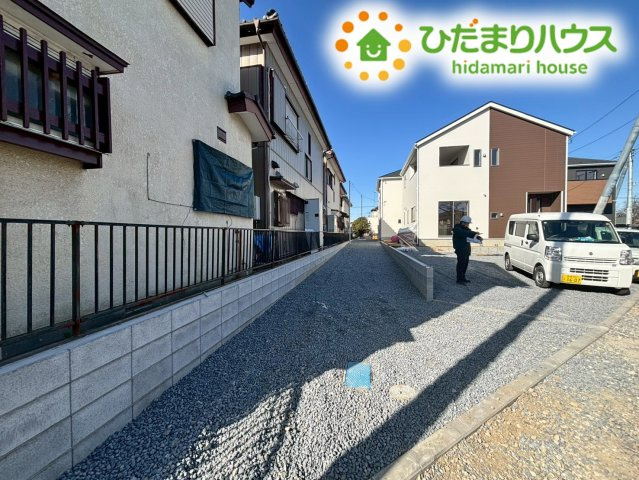 鴻巣市筑波第5　新築一戸建て　クレイドルガーデン　06の駐車場|縦列で2台駐車可能！
前面道路もゆとりがあるため、運転が苦手な方でも落ち着いて駐車ができます。
