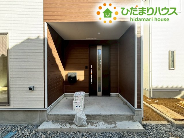 鴻巣市筑波第5　新築一戸建て　クレイドルガーデン　06のエントランス|木目調のアクセントが温かみを感じさせる玄関ポーチです！
十分な広さがあるので、宅配や来訪者の応対がスムーズにできます！
